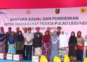 Brigif 4 Mar/BS, Pemprov Lampung bersama PLN Unit Induk  Distribusi Lampung Serahkan Bantuan Sosial Ke Masyarakat Pulau Legundi