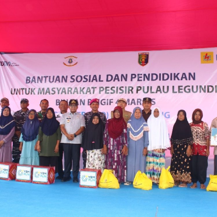 Brigif 4 Mar/BS, Pemprov Lampung bersama PLN Unit Induk  Distribusi Lampung Serahkan Bantuan Sosial Ke Masyarakat Pulau Legundi