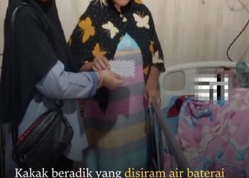 Dua orang anak di siram air baterai oleh ayah tirinya