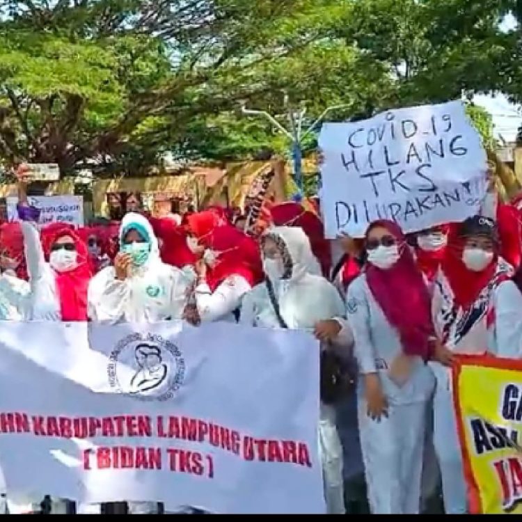 Ratusan Nakes Bidan TKS Lampung Utara Geruduk Gedung Dewan