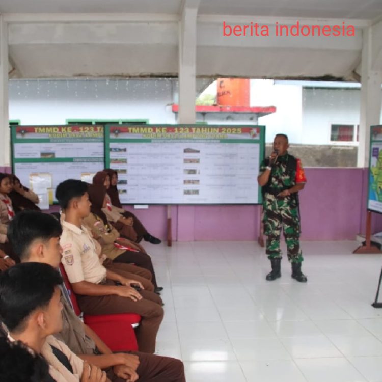 Komandan SSK Satgas TMMD ke 123 Kodim 0412/LU Lettu Inf Sugiono Sosialisasi Masuk TNI Di Siswa SMAN 01 Abung Tengah