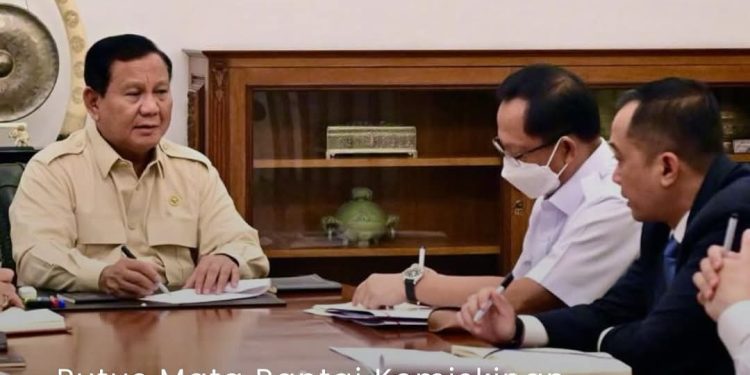Presiden Prabowo Subianto memimpin Rapat Terbatas terkait rencana pembentukan Koperasi Desa Merah Putih di Istana Merdeka,