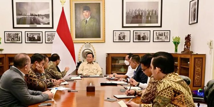 Presiden Prabowo Subianto memimpin Rapat Terbatas terkait rencana pembentukan Koperasi Desa Merah Putih di Istana Merdeka,