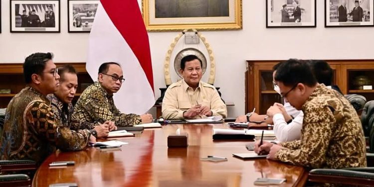 Presiden Prabowo Subianto memimpin Rapat Terbatas terkait rencana pembentukan Koperasi Desa Merah Putih di Istana Merdeka,