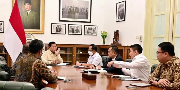 Presiden Prabowo Subianto memimpin Rapat Terbatas terkait rencana pembentukan Koperasi Desa Merah Putih di Istana Merdeka,