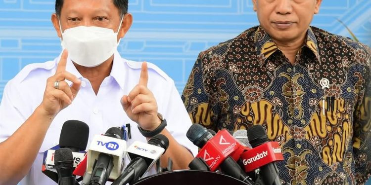 Presiden Prabowo Subianto memimpin Rapat Terbatas terkait rencana pembentukan Koperasi Desa Merah Putih di Istana Merdeka,