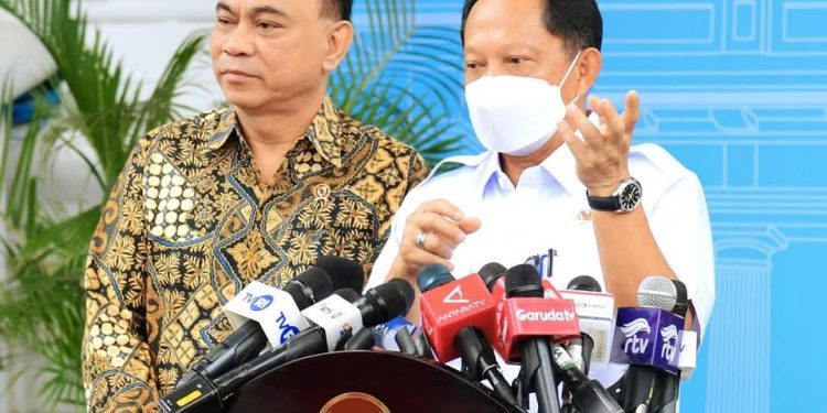 Presiden Prabowo Subianto memimpin Rapat Terbatas terkait rencana pembentukan Koperasi Desa Merah Putih di Istana Merdeka,