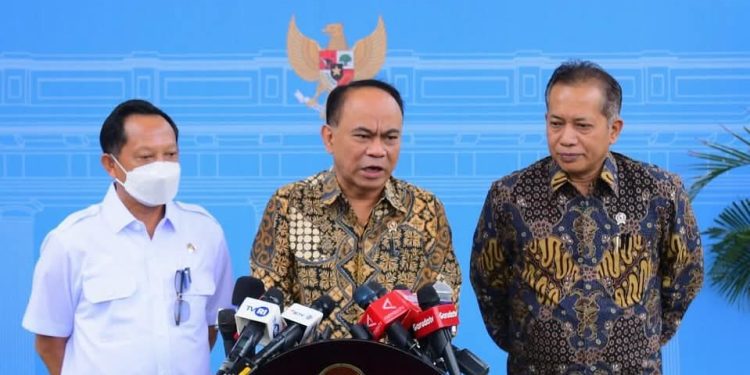 Presiden Prabowo Subianto memimpin Rapat Terbatas terkait rencana pembentukan Koperasi Desa Merah Putih di Istana Merdeka,