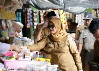 Bupati Lamtim Ela  “Sidak” Stock dan Harga Bahan Pokok (Sembako ) Pasar Sukadana