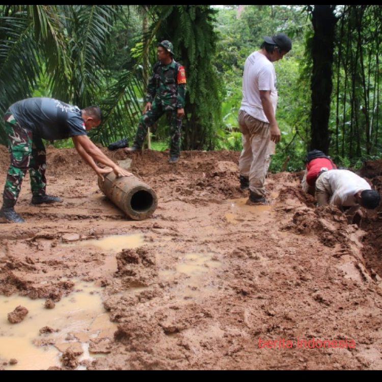 Di Guyuran Hujan, Satgas TMMD Ke- 123 dan Warga Semangat Pasang Buis Beton