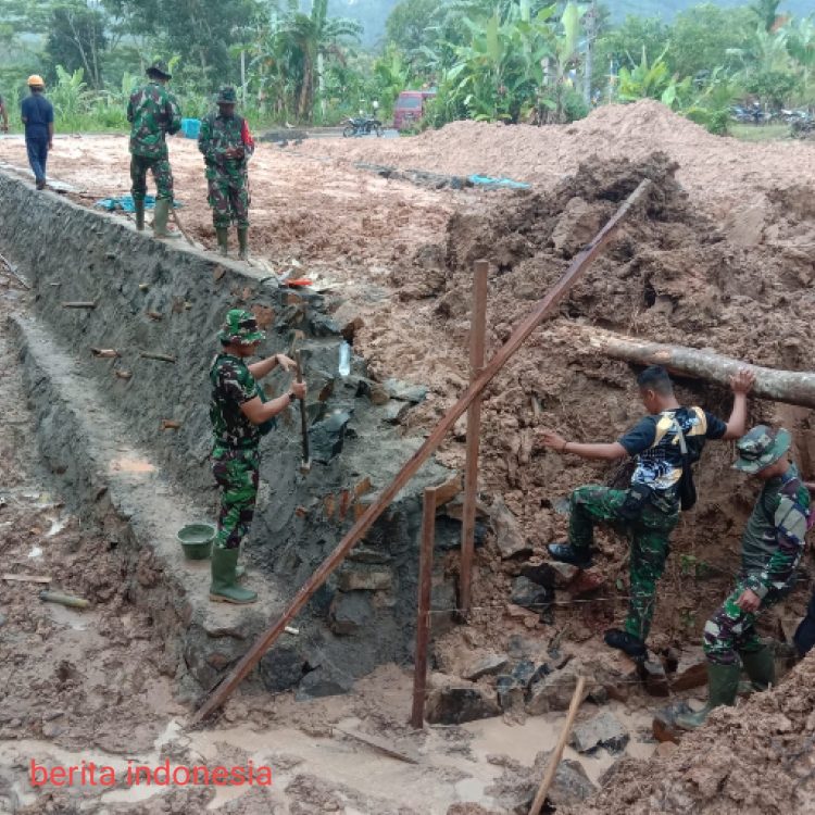 Memanfaatkan Bambu, Anggota Satgas TMMD Percepatan Pemindahan Material Di Tengah Jalan Becek