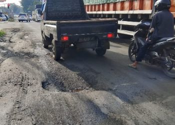Pengguna Jalan Keluhkan Kondisi Kerusakan Di Jalan  Soekarno – Hatta