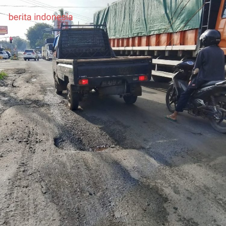 Pengguna Jalan Keluhkan Kondisi Kerusakan Di Jalan  Soekarno – Hatta