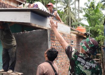 Satgas TMMD Kodim 0412/LU Pasang Rangka Atap Teras MCK Mushola Bersama Masyarakat