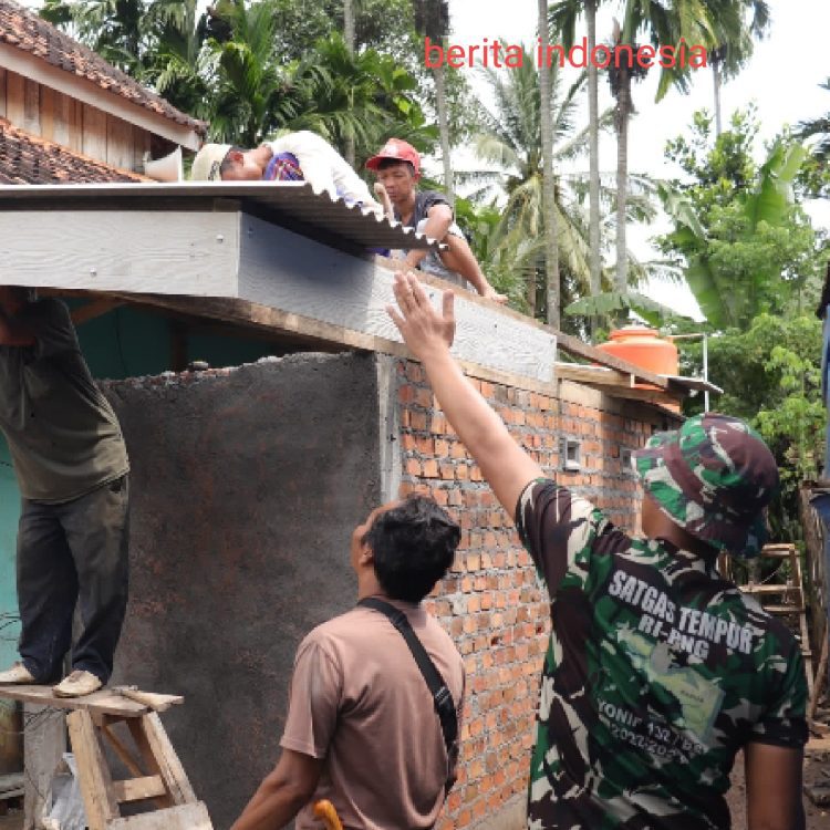 Satgas TMMD Kodim 0412/LU Pasang Rangka Atap Teras MCK Mushola Bersama Masyarakat