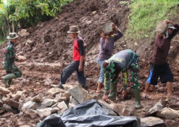 Bersama Warga, Satgas TMMD, Kebut Pembuatan Gorong-Gorong