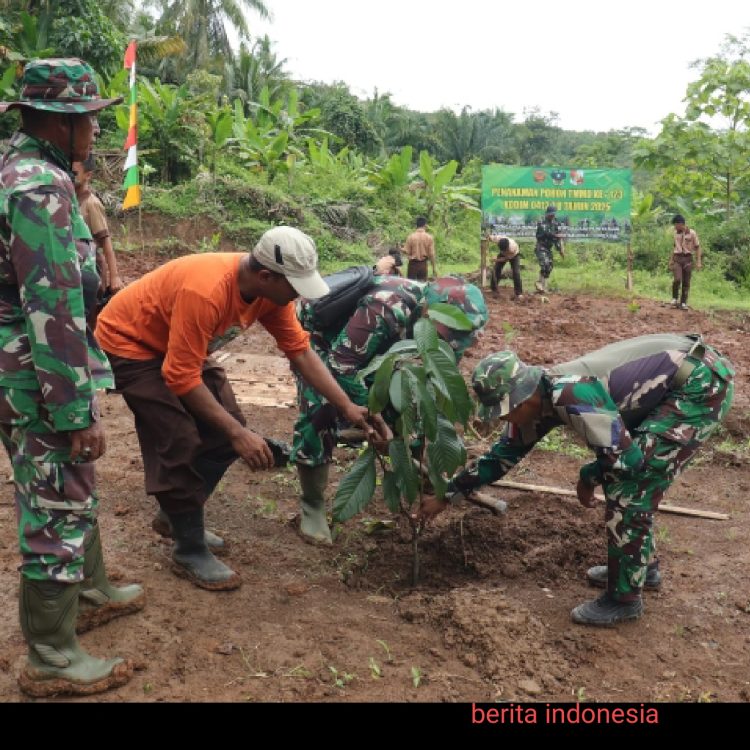 Satgas TMMD ke 123 Kodim 0412/LU bersama Warga Tanam Pohon.