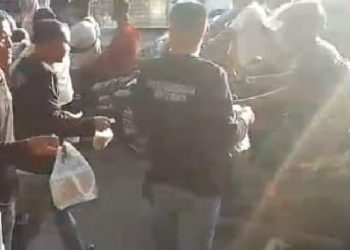 Keberkahan Ramadhan, DPC KWIP Merangin Bagi Takjil Ke Pengguna Jalan