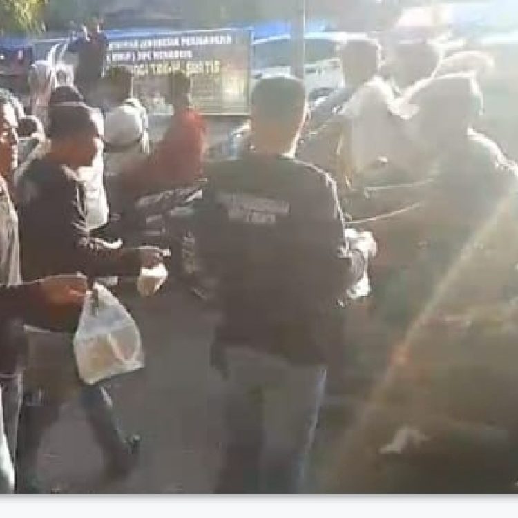 Keberkahan Ramadhan, DPC KWIP Merangin Bagi Takjil Ke Pengguna Jalan