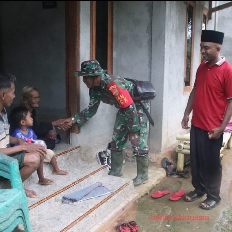 Bangun Rasa Kebersamaan,  Satgas TMMD Dan Warga Bagikan Takjil Gratis