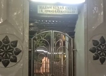 Cerita Mbah Soleh dan Mbah Bolong Di  Makam Sunan Ampel