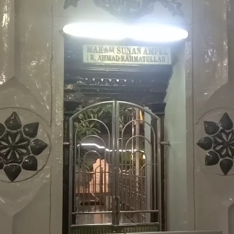 Cerita Mbah Soleh dan Mbah Bolong Di  Makam Sunan Ampel