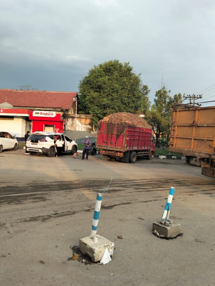Diduga Serap Subsidi Negara, Truk Tronton Pengangkut Singkong Antre di SPBU Lampung