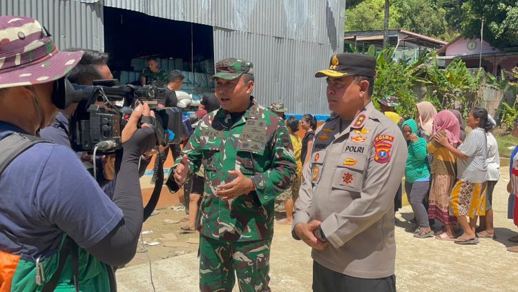 Kapolda Sumut & Pangdam I/BB Turun Langsung Salurkan Beras untuk Korban Bencana di Tapanuli Tengah