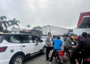 Antrean Membludak di SPBU Raya, Kasat Samapta Polres Simalungun Turun Tangan Atur Lalin dengan Sistem Buka-Tutup