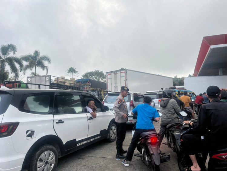 Antrean Membludak di SPBU Raya, Kasat Samapta Polres Simalungun Turun Tangan Atur Lalin dengan Sistem Buka-Tutup