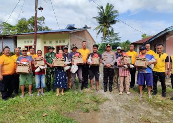 Kapolres Turun Tangan, Salurkan Bantuan ke 7 Keluarga Korban Puting Beliung di Parbalogan, Kerugian Capai Rp90 Juta