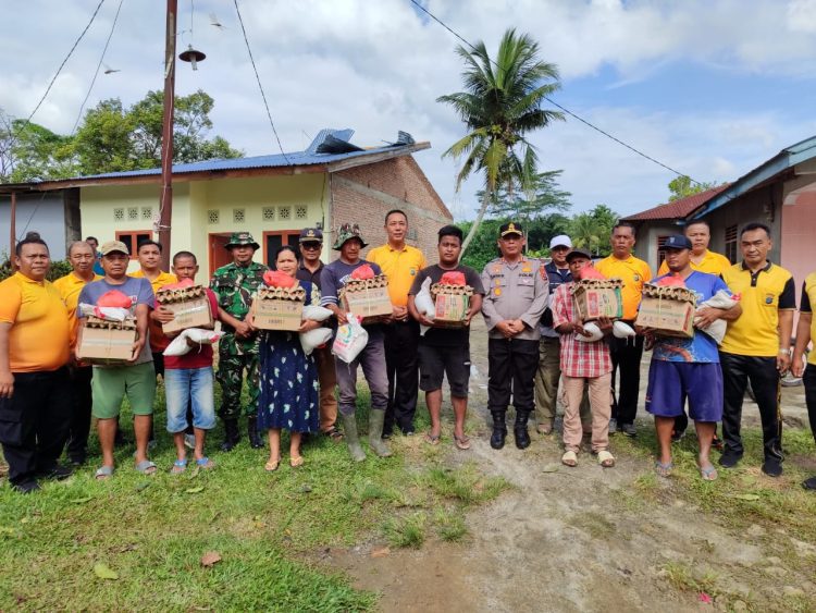 Kapolres Turun Tangan, Salurkan Bantuan ke 7 Keluarga Korban Puting Beliung di Parbalogan, Kerugian Capai Rp90 Juta