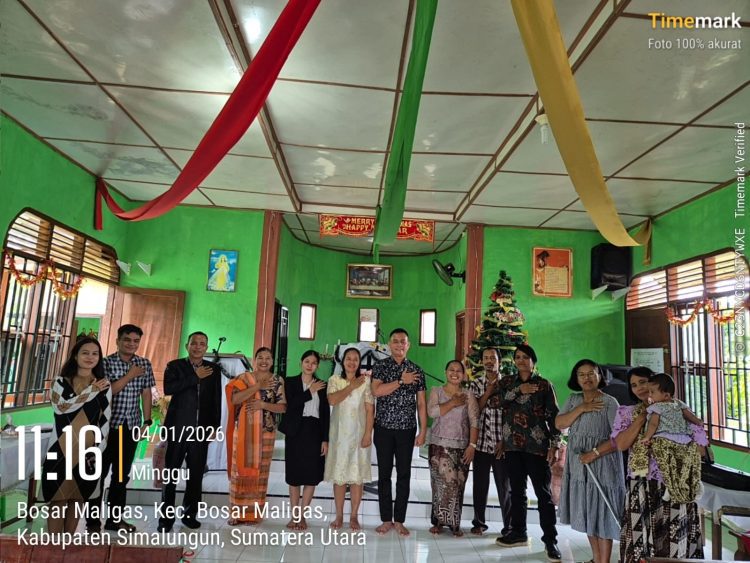 Kapolsek Bosar Maligas Beribadah Bersama Jemaat, Jalin Kedekatan Polri dengan Masyarakat