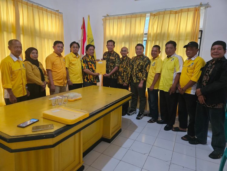 Kembalikan Formulir  Darlin Pone daftar Calon Ketua DPD Partai Golkar Way Kanan