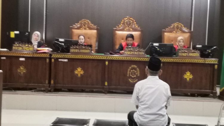 SIDANG KEEMPAT KASUS PENGANIAYAAN, MANTAN ASISTEN III PEMKAB LAMPUNG UTARA AKUI PERBUATAN DAN SESALI TINDAKANNYA